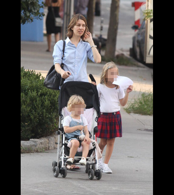 La réalisatrice Sofia Copopla et ses filles Romy, 2 ans, et Cosima, 5 ans et demi, à New York le 7 septembre 2012