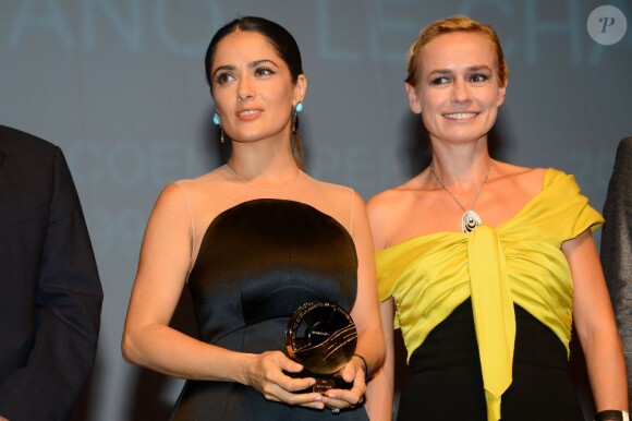 Salma Hayek reçoit des mains de Sandrine Bonnaire, un prix d'honneur lors de la cérémonie de clôture du Festival du cinéma américain de Deauville le 8 septembre 2012