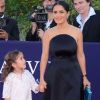 Salma Hayek et sa fille Valentina arrive à la cérémonie de clôture du Festival du cinéma américain de Deauville le 8 septembre 2012