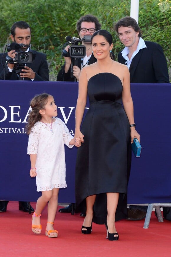 Salma Hayek et sa fille Valentina arrive à la cérémonie de clôture du Festival du cinéma américain de Deauville le 8 septembre 2012
