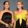 Salma Hayek reçoit des mains de Sandrine Bonnaire, un prix d'honneur lors de la cérémonie de clôture du Festival du cinéma américain de Deauville le 8 septembre 2012