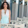 Salma Hayek pose devant la cabine de plage à son nom à Deauville, le 8 septembre 2012