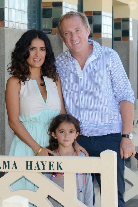 Salma Hayek pose devant la cabine de plage à son nom à Deauville, avec son mari François-Henri Pinault et leur fille Valentina, le 8 septembre 2012
