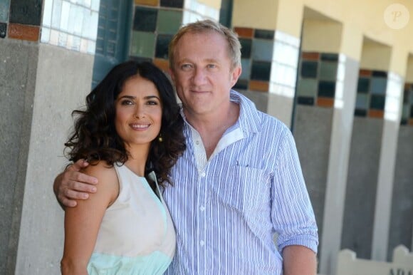 Salma Hayek pose avec son mari François-henri Pinault devant la cabine de plage à son nom à Deauville, le 8 septembre 2012