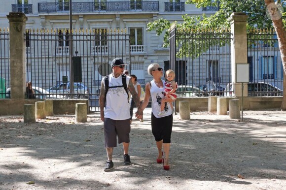 Amoureux, Pink et son mari Carey Hart se promènent avec leur fille Willow à Paris le 9 septembre 2012