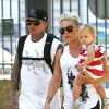 Pink et son mari Carey Hart se promènent avec leur fille Willow à Paris le 9 septembre 2012