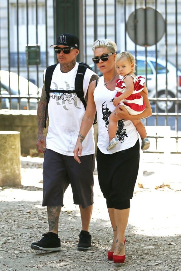 Pink et son mari Carey Hart se promènent avec leur fille Willow à Paris le 9 septembre 2012
