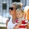 Pink et son mari Carey Hart se promènent avec leur fille Willow à Paris le 9 septembre 2012