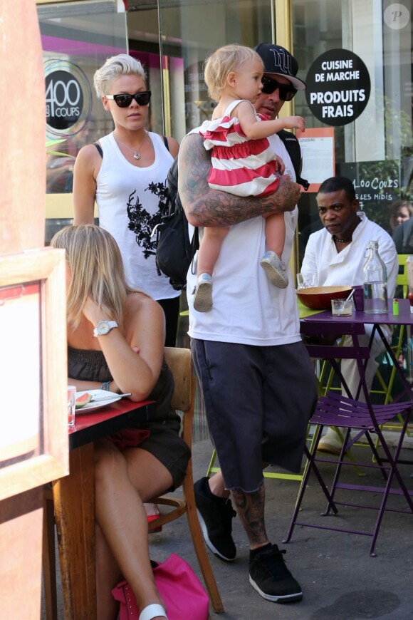 Pink et son mari Carey Hart, avec leur fille Willow sortent du restaurant Les 400 Coups, à Paris le 9 septembre 2012
