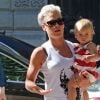 Pink et son mari Carey Hart se promènent avec leur fille Willow à Paris le 9 septembre 2012