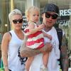 Pink et son mari Carey Hart se promènent avec leur fille Willow à Paris le 9 septembre 2012