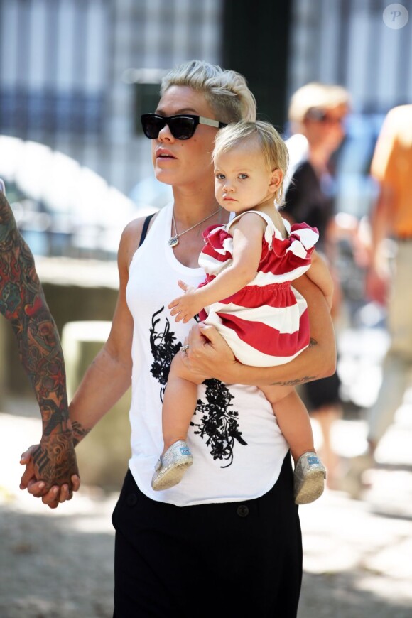 Pink porte sa fille Willow dans ses bras à Paris le 9 septembre 2012