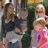 Très amies, Denise Richards et Brooke Mueller font du shopping avec leurs enfants respectifs, dont le père est Charlie Sheen, à Los Angeles le 9 septembre 2012