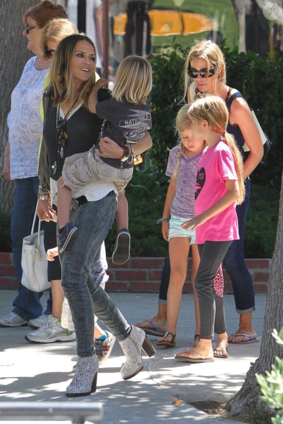 Très amies, Denise Richards et Brooke Mueller font du shopping avec leurs enfants respectifs, dont le père est Charlie Sheen, à Los Angeles le 9 septembre 2012