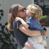 Brooke Mueller fait du shopping avec ses enfants, dont le père est Charlie Sheen, à Los Angeles le 9 septembre 2012
