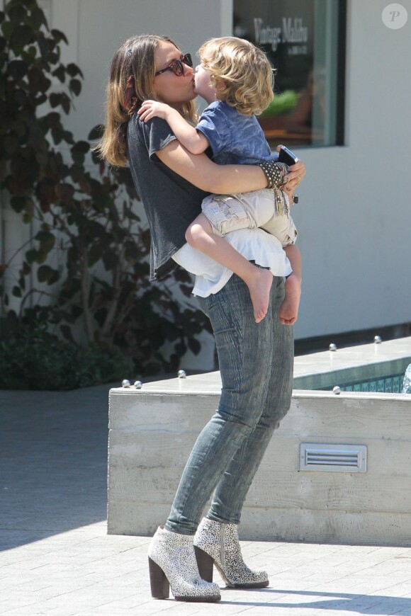 Brooke Mueller fait du shopping avec ses enfants, dont le père est Charlie Sheen, à Los Angeles le 9 septembre 2012