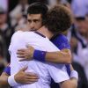 Andy Murray et Novak Djokovic tombent dans les bras l'un de l'autre en finale de l'US Open remportée par l'Ecossais (7-6 (12-10), 7-5, 2-6, 3-6, 6-2) le 10 septembre 2012 à New York