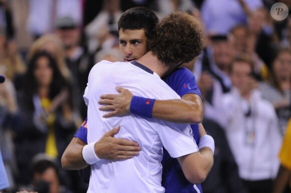 Andy Murray et Novak Djokovic tombent dans les bras l'un de l'autre en finale de l'US Open remportée par l'Ecossais (7-6 (12-10), 7-5, 2-6, 3-6, 6-2) le 10 septembre 2012 à New York