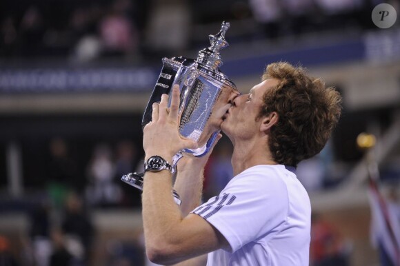 Andy Murray s'est imposé en finale de l'US Open face à Novak Djokovic (7-6 (12-10), 7-5, 2-6, 3-6, 6-2) le 10 septembre 2012 à New York, 76 ans après le dernier Britannique en Grand Chelem