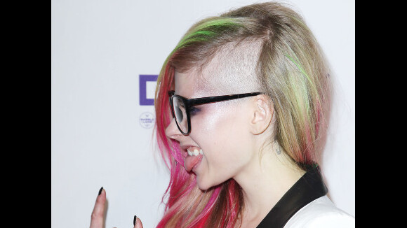 Avril Lavigne : Ultralookée et le crâne rasé pour la Fashion Week new-yorkaise