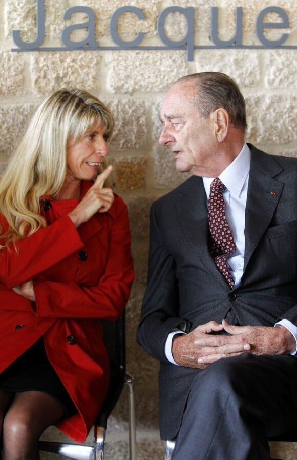 Jacques Chirac et l'élue socialiste Sophie Dessus à Sarran, le 11 juin 2011.