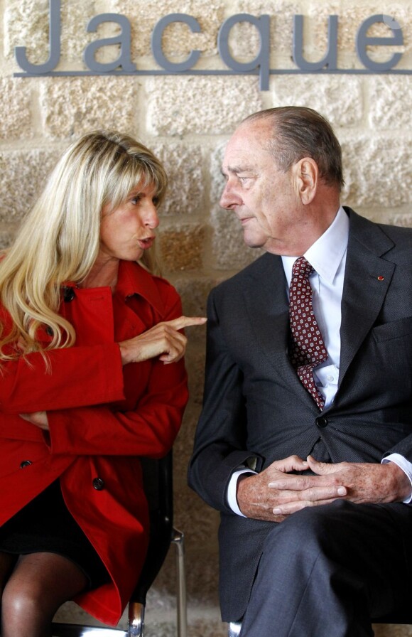 L'ancien président Jacques Chirac et l'élue socialiste Sophie Dessus à Sarran, le 11 juin 2011.