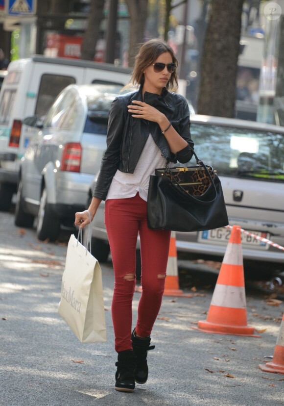 Irina Shayk fait du shopping à Paris le 10 septembre 2012