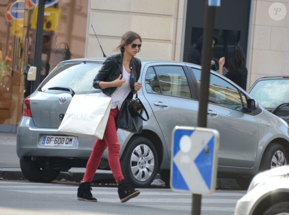 Très chargée, Irina Shayk fait du shopping à Paris le 10 septembre 2012