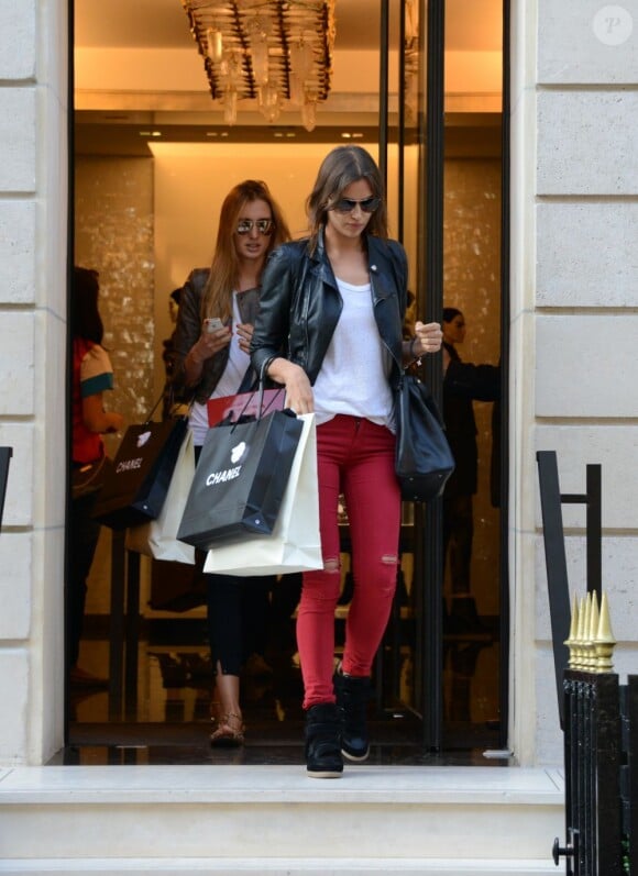 Sublime, Irina Shayk fait du shopping à Paris le 10 septembre 2012