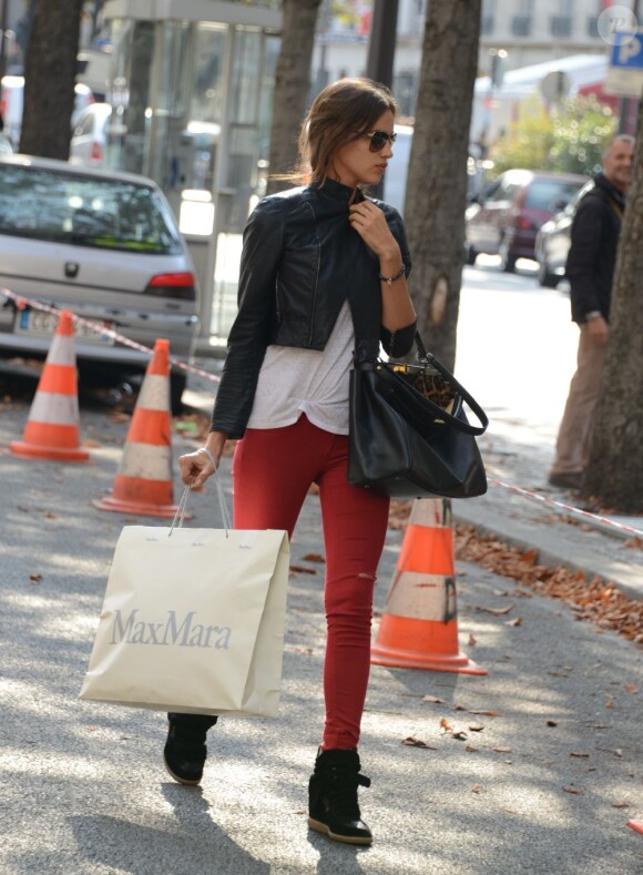 Irina Shayk fait du shopping à Paris le 10 septembre 2012