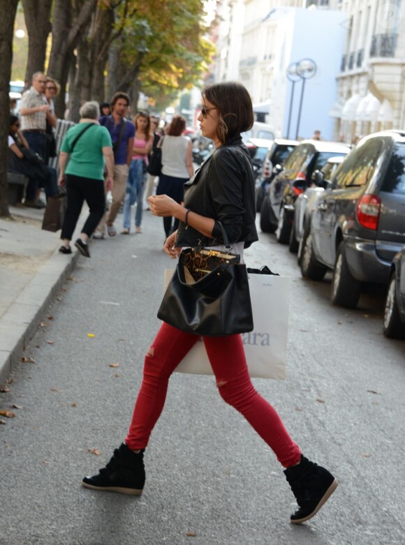Irina Shayk fait du shopping à Paris le 10 septembre 2012