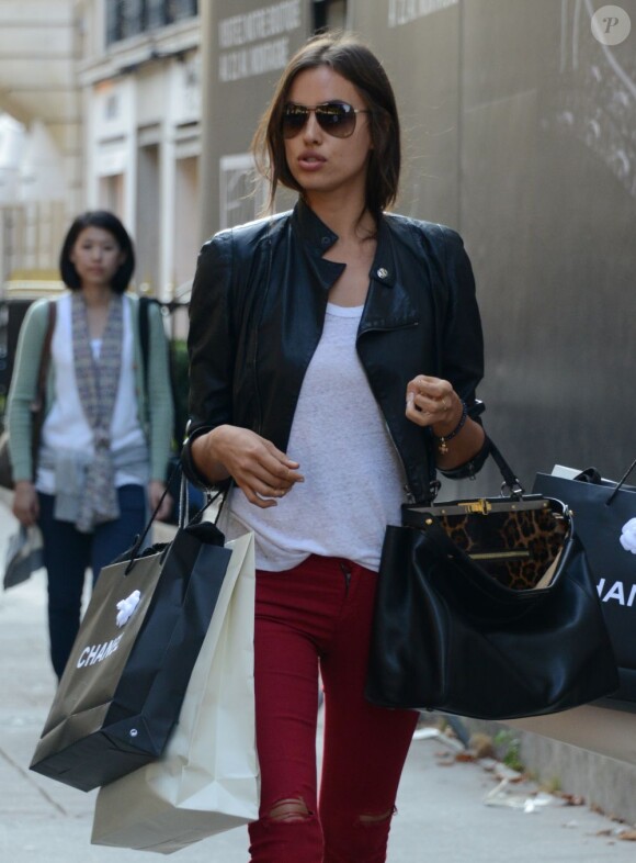Irina Shayk fait du shopping à Paris le 10 septembre 2012