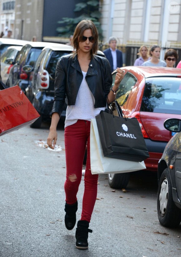 Irina Shayk fait du shopping à Paris le 10 septembre 2012