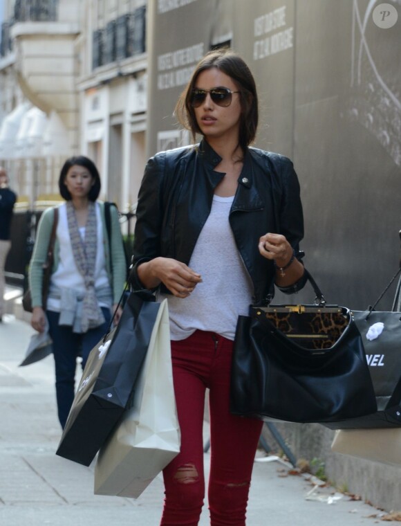 Irina Shayk fait du shopping à Paris le 10 septembre 2012