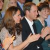 Le duc et la duchesse de Cambridge ont assisté à une représentation donnée par des enfants handicapés du Rainbow Centre lors de leur voyage en Asie du sud-est à Singapour le 12 septembre 2012