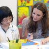 Kate Middleton a participé à une session peinture, petit tablier autour de la taille, en compagnie d'enfants handicapés du Rainbow Center à Singapour le 12 septembre 2012 lors de la visite du couple princier en Asie du sud-est