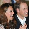 Le duc et la duchesse de Cambridge ont assisté avec bonheur à une représentation donnée par des enfants handicapés du Rainbow Centre lors de leur voyage en Asie du sud-est à Singapour le 12 septembre 2012