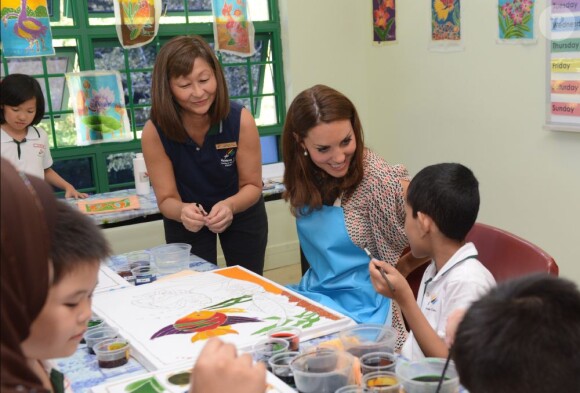 Kate Middleton a participé à une session peinture, petit tablier autour de la taille, en compagnie d'enfants handicapés du Rainbow Center à Singapour le 12 septembre 2012 lors de la visite du couple princier en Asie du sud-est