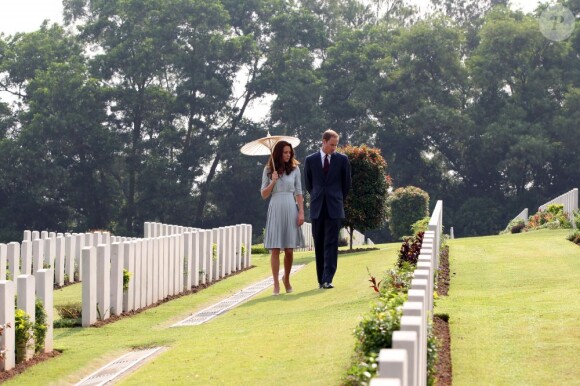 Le prince William et son épouse Kate se sont rendus au Kranji War Memorial pour rendre hommage aux soldats du Commonwealth disparus durant les conflits lors de leur dernier jour passé à Singapour, le 13 septembre 2012