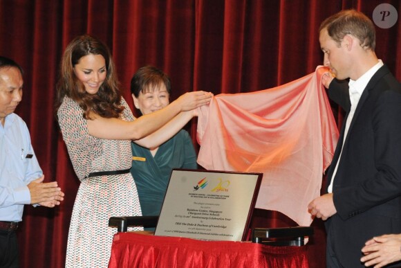 Le duc et la duchesse de Cambridge ont assisté à une représentation donnée par des enfants handicapés du Rainbow Centre lors de leur voyage en Asie du sud-est à Singapour le 12 septembre 2012