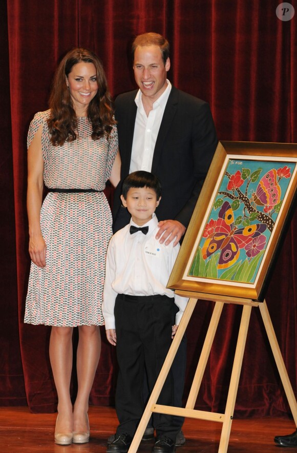 Kate Middleton et le prince William ont reçu avec joie une oeuvre d'art d'un petit garçon du Rainbow Centre, Tan Si Xue, le 12 septembre 2012 à Singapour