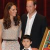 Kate Middleton et le prince William ont reçu une oeuvre d'art d'un petit garçon du Rainbow Centre, Tan Si Xue, le 12 septembre 2012 à Singapour