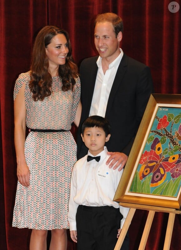 Kate Middleton et le prince William ont reçu une oeuvre d'art d'un petit garçon du Rainbow Centre, Tan Si Xue, le 12 septembre 2012 à Singapour