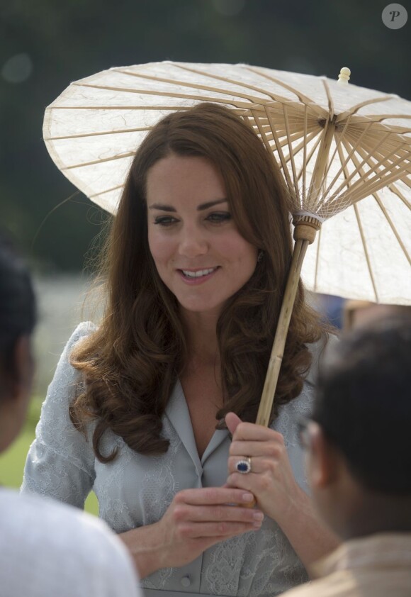 Kate était une fois de plus parfaite lors de sa visite au Kranji War Memorial pour rendre hommage aux soldats du Commonwealth disparus durant les conflits lors de son dernier jour passé à Singapour, le 13 septembre 2012