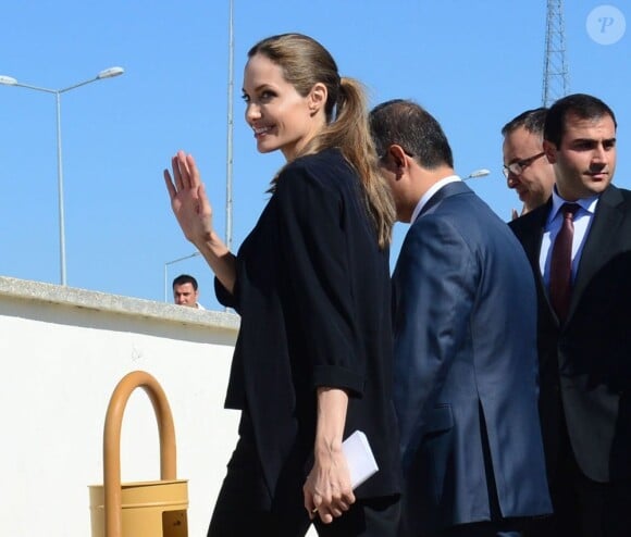 La star Angelina Jolie, envoyée spéciale de l'agence pour les réfugiés des Nations unies, et le chef du Haut Commissariat, Antonio Guterres, visitent un camp de réfugiés syriens en Turquie le 13 septembre 2013