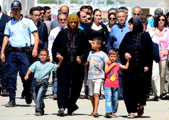 Angelina Jolie, envoyée spéciale de l'agence pour les réfugiés des Nations unies, et le chef du Haut Commissariat, Antonio Guterres, visitent un camp de réfugiés syriens en Turquie le 13 septembre 2013