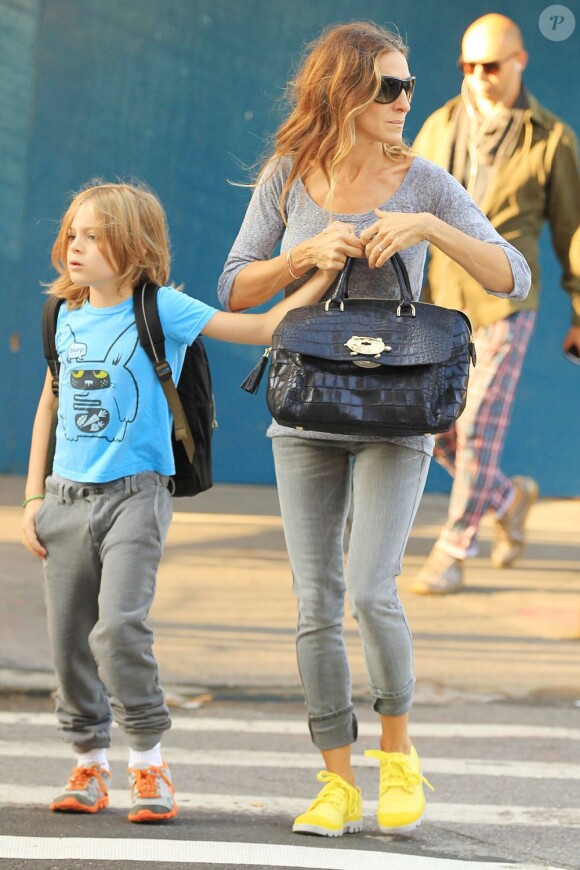 Sarah Jessica Parker en total look gris et son fils James dans les rues de New York le 14 septembre 2012