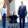 Letizia et Felipe d'Espagne accompagnent leurs fillettes Leonor et Sofía pour leur premier jour d'école, à Madrid, le 14 septembre 2012.