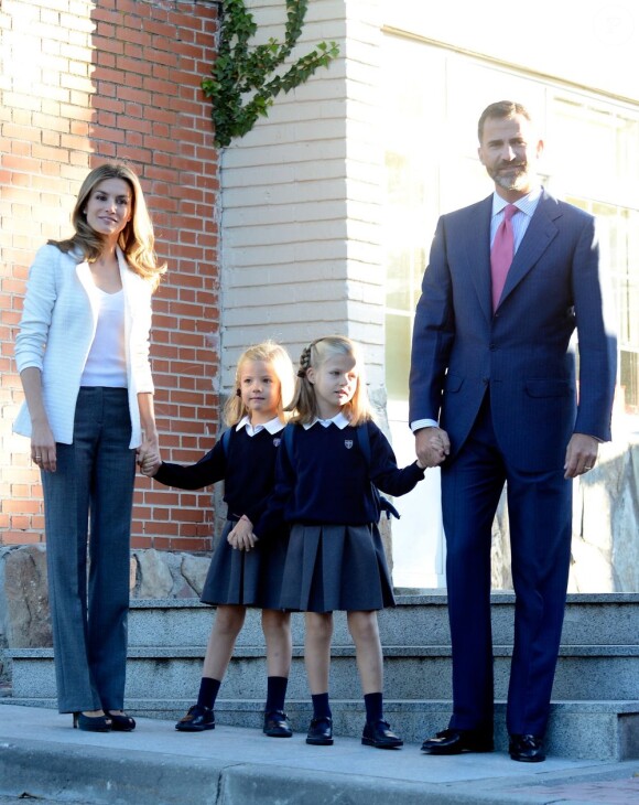Letizia et Felipe d'Espagne accompagnent leurs fillettes Leonor et Sofía pour leur premier jour d'école, à Madrid, le 14 septembre 2012.