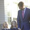 Felipe d'Espagne accompagne ses fillettes Leonor et Sofía pour leur premier jour d'école, à Madrid, le 14 septembre 2012.